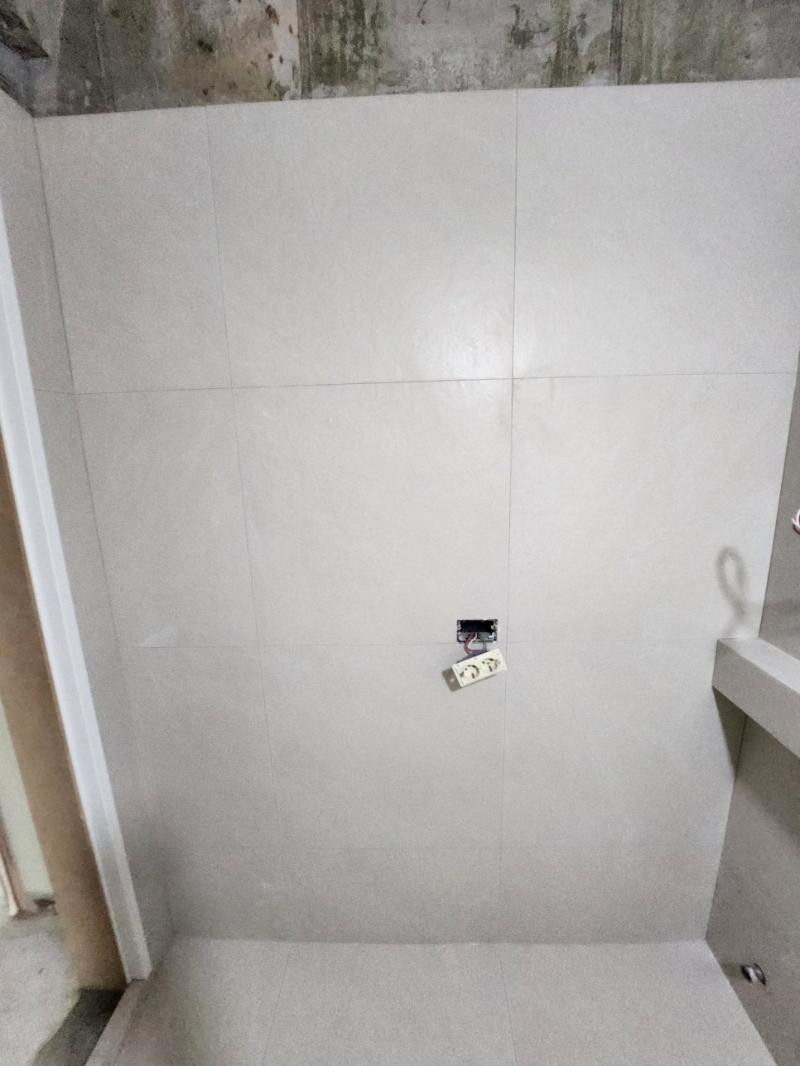 전기 소켓이 노출된 기초 벽면과 천장 상태