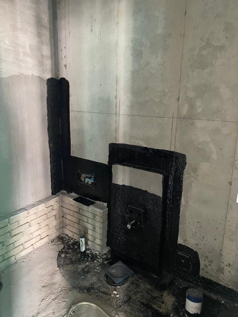 벽돌 벽과 방화 재료가 칠해진 기초 공간