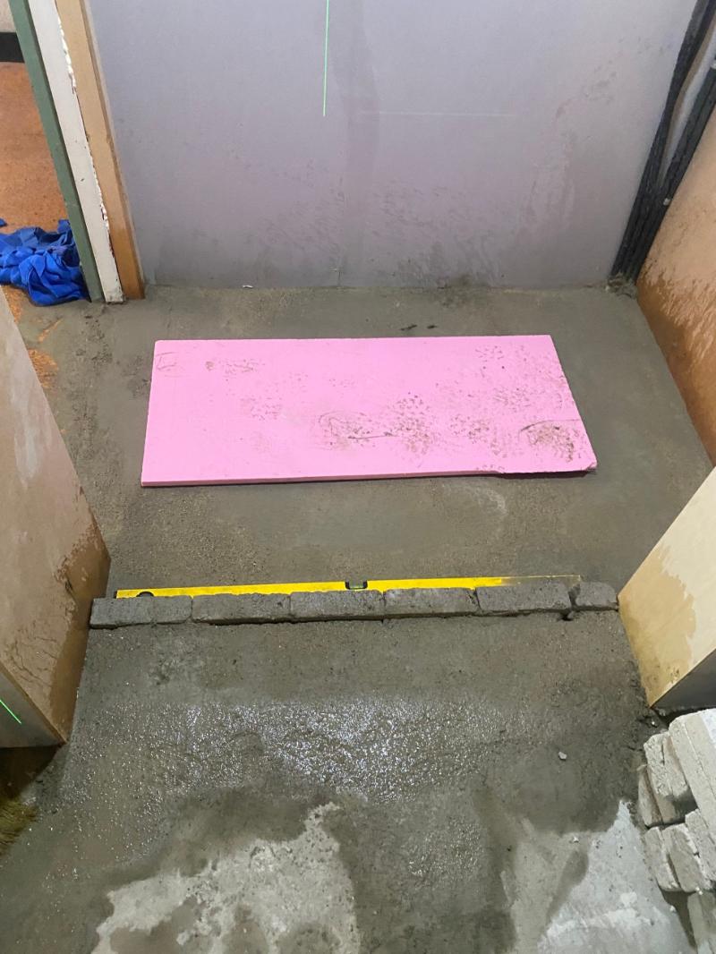 분홍색 판자와 노란색 라인으로 기준을 잡은 바닥