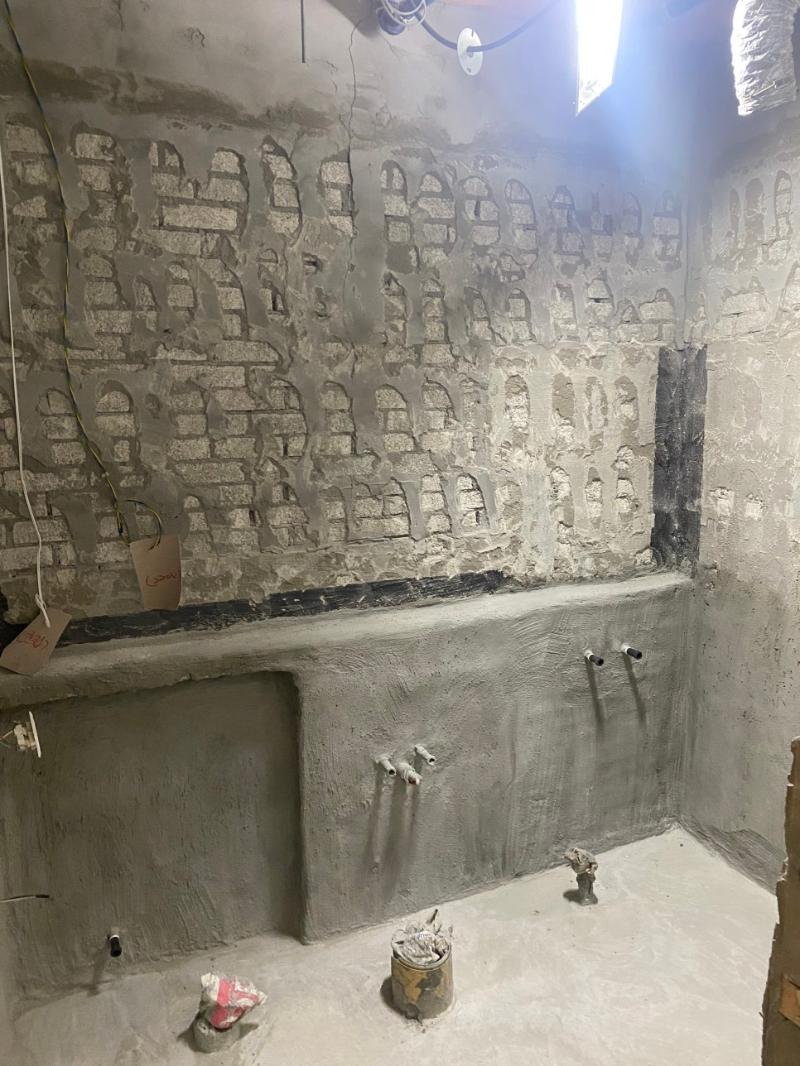 벽돌 구조와 배관이 노출된 철거 후의 실내