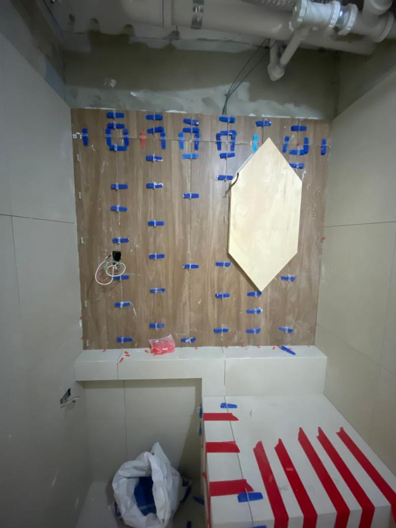 파란색 테이프로 목재 패널을 고정한 시공 초기 모습