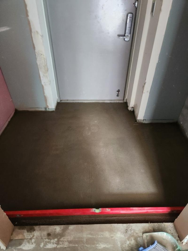 도어 주변의 기초 벽면과 바닥