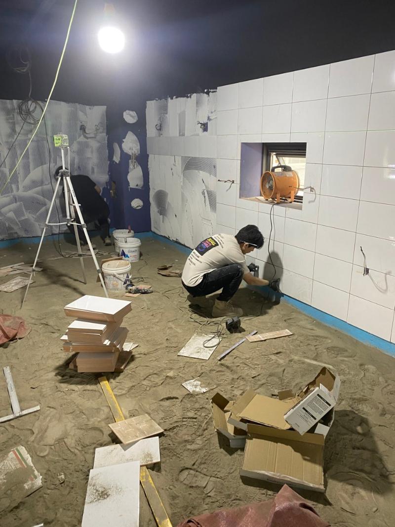 벽면 타일 위치를 조정하는 수공구와 기기