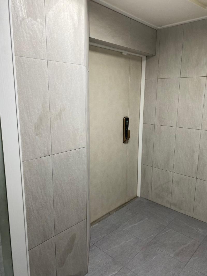 도어 프레임과 문짝 상부의 접합부 확인