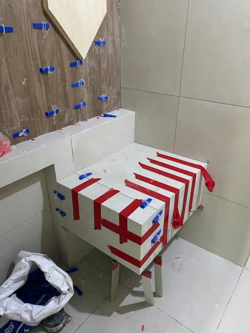 벽면 구조물에 가이드 테이프를 부착한 과정