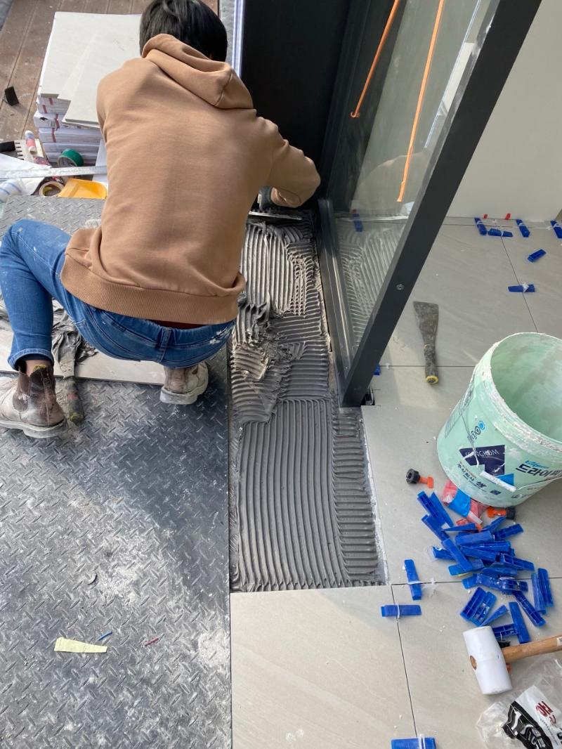 바닥에 놓인 수공구와 소형 도구