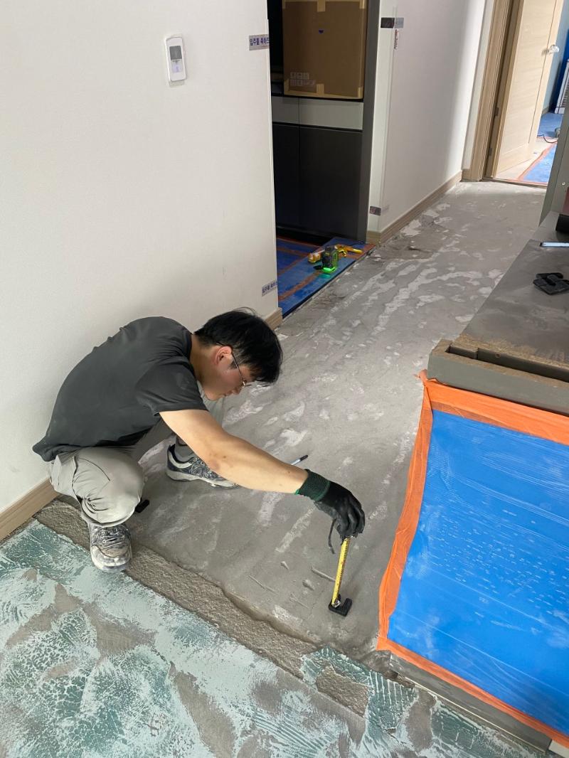 최종 시공 전 바닥 면을 고르는 수공구