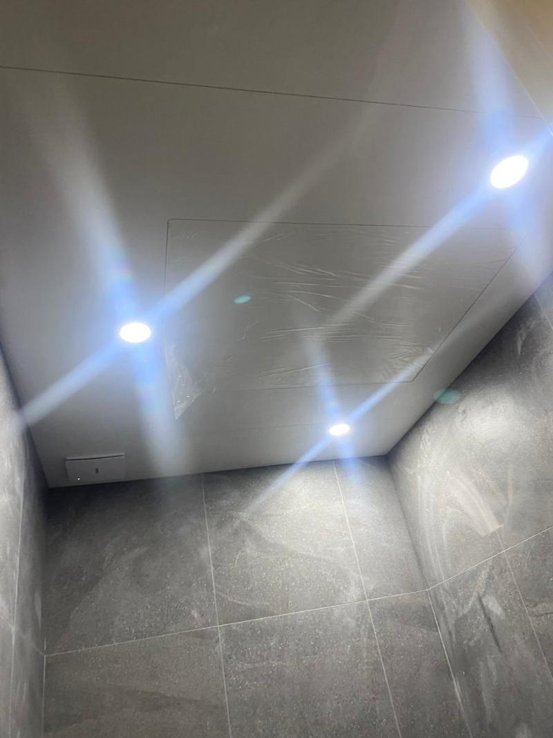 LED 조명이 설치된 천장과 회색 대형 타일 바닥