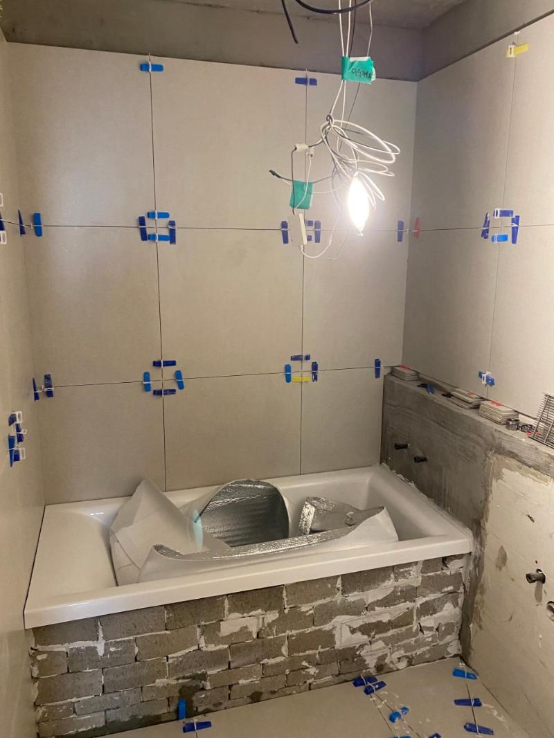 조적 작업이 진행 중인 욕조 주변
