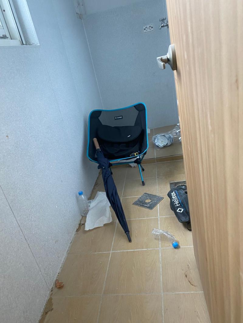 창문과 문이 보이는 실내 작업 공간
