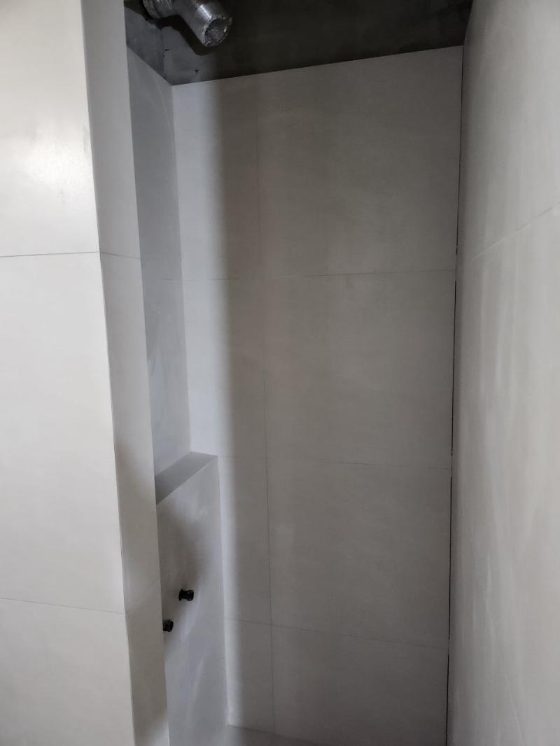 금속 배관이 설치된 벽면과 천장