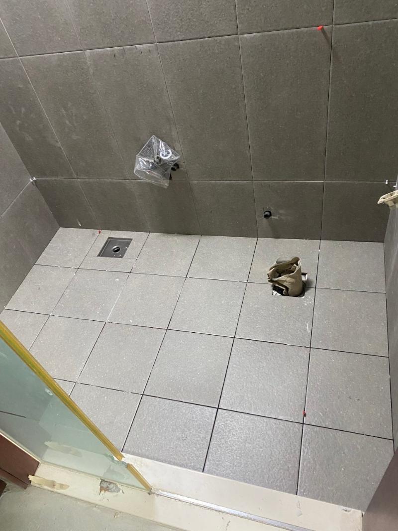바닥 타일 시공 중인 근접 모습