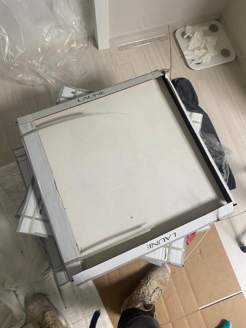 바닥에 놓인 자재 박스와 플라스틱 봉투