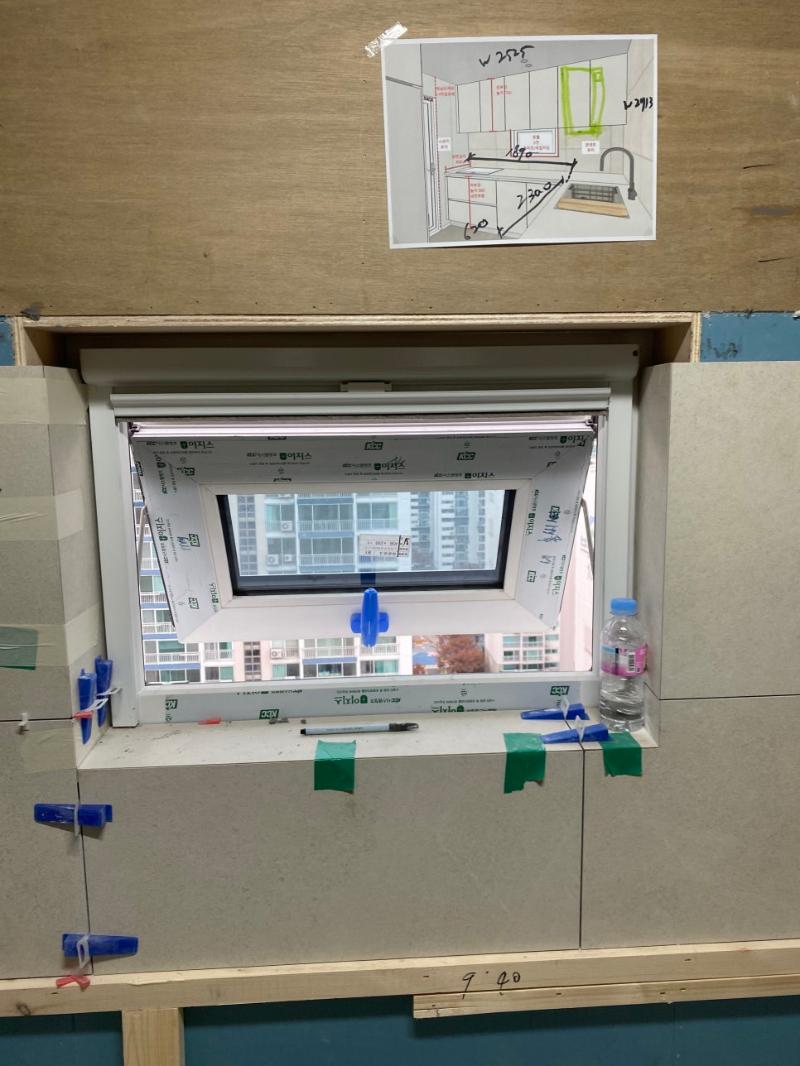 외부 건물이 보이는 열린 창호의 모습