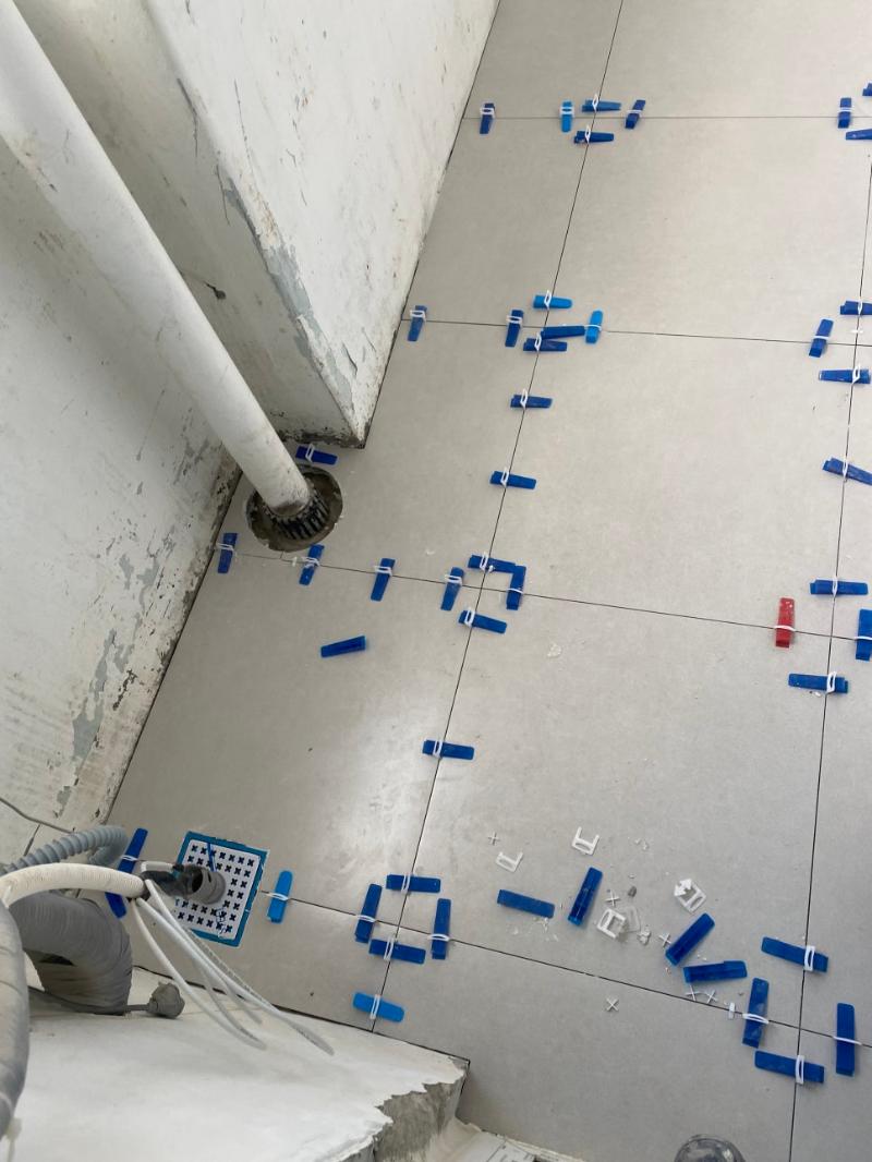 벽면 관로 주변에 배치된 파란색 고정 클립