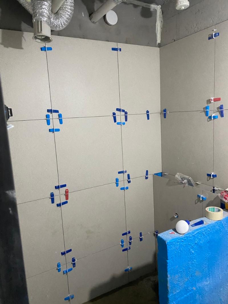 천장 배관과 타일 고정 클립이 보이는 현장