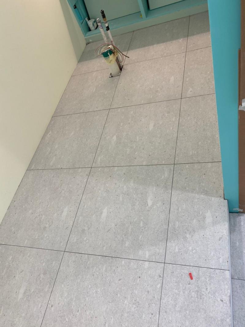 문 근처 설비 장치와 바닥 타일의 접점