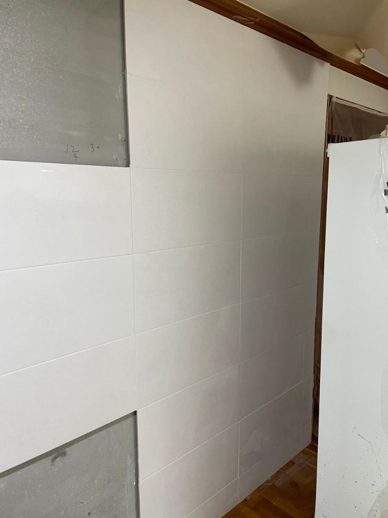벽면 타일 시공을 위해 설치된 목재 보조 구조물