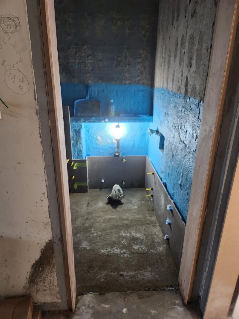 파란색 마감재가 적용된 벽면과 작업 조명