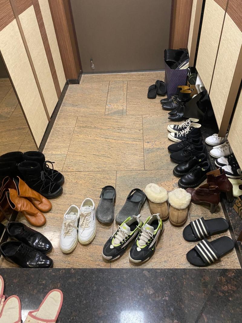 미닫이문이 설치된 현관 바닥의 기존 상태