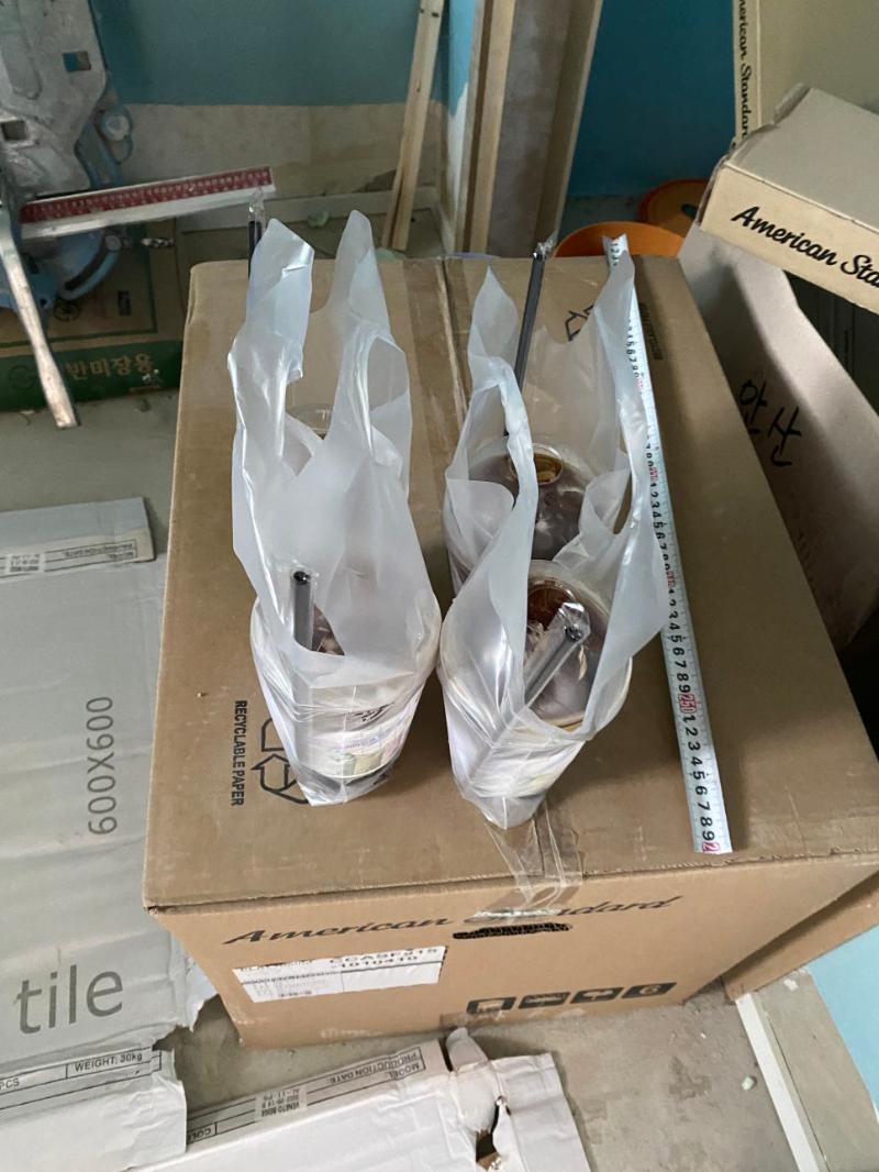 측정 테이프와 함께 준비된 타일 자재 상자