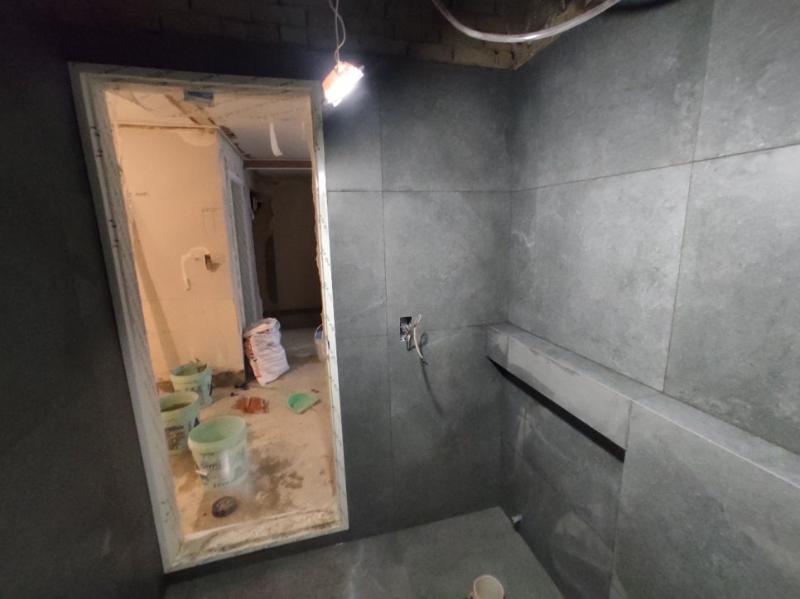 시공 장면과 함께 보이는 현장 모습