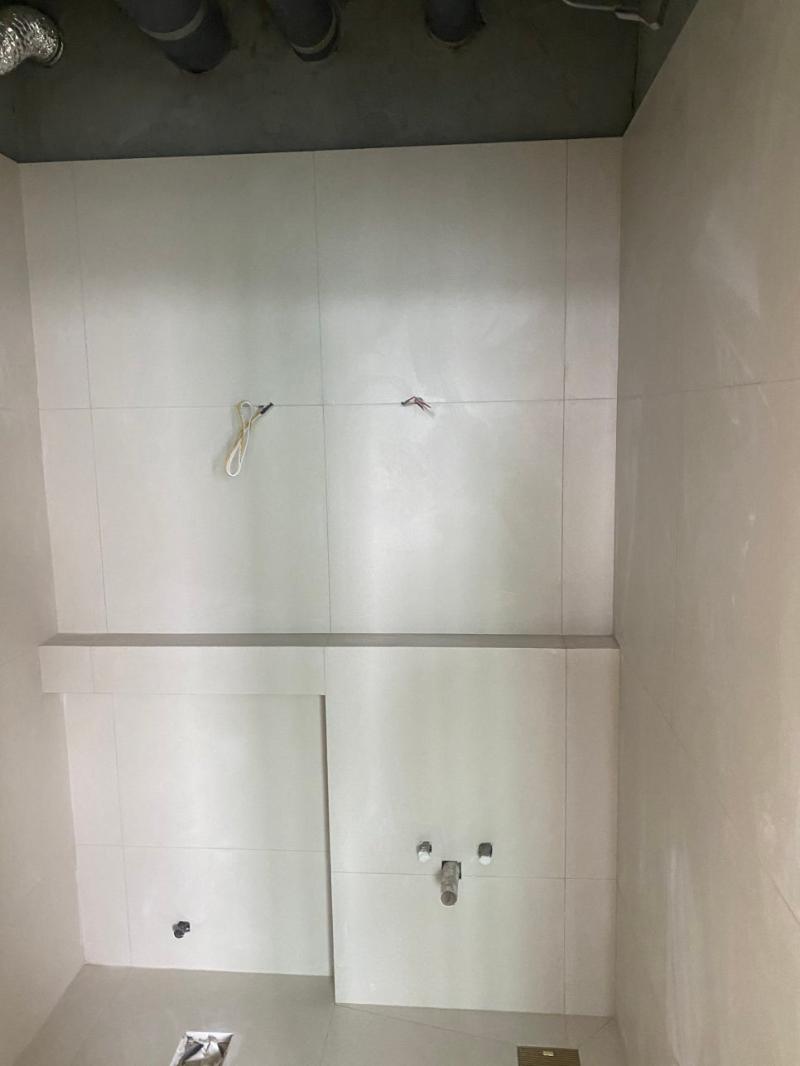 기본 철거 후 전선과 배관이 노출된 상태