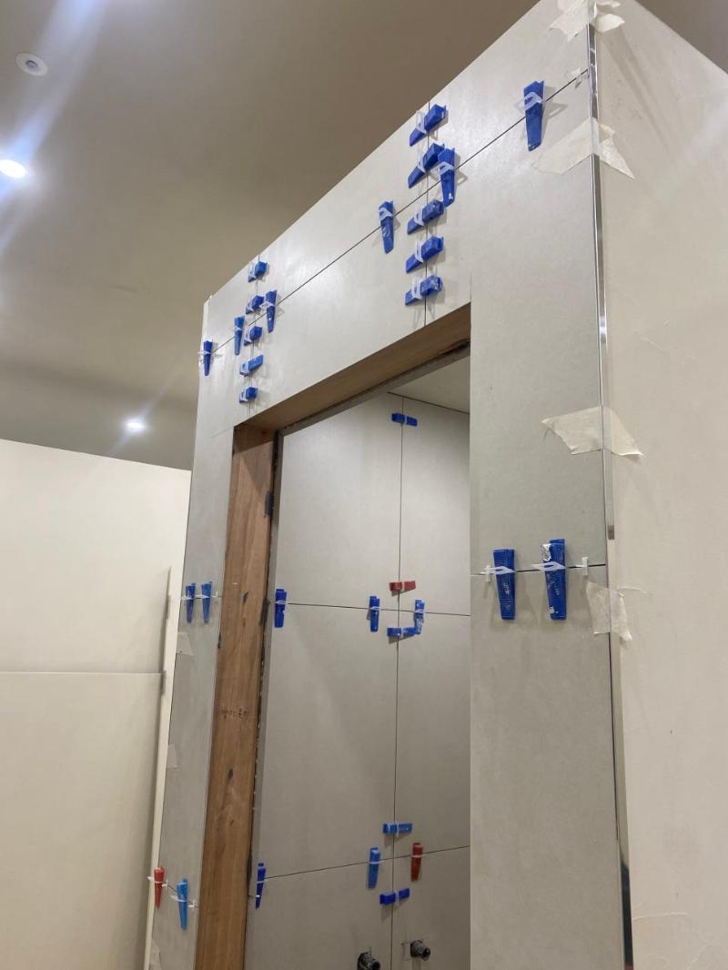 문틀 주변의 타일 부착 및 고정 과정