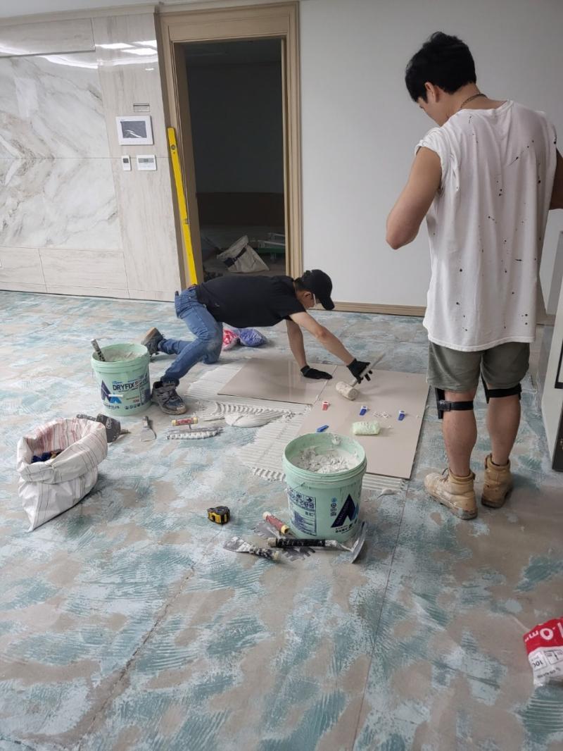 타일 밀착 시공을 위해 사용 중인 수공구