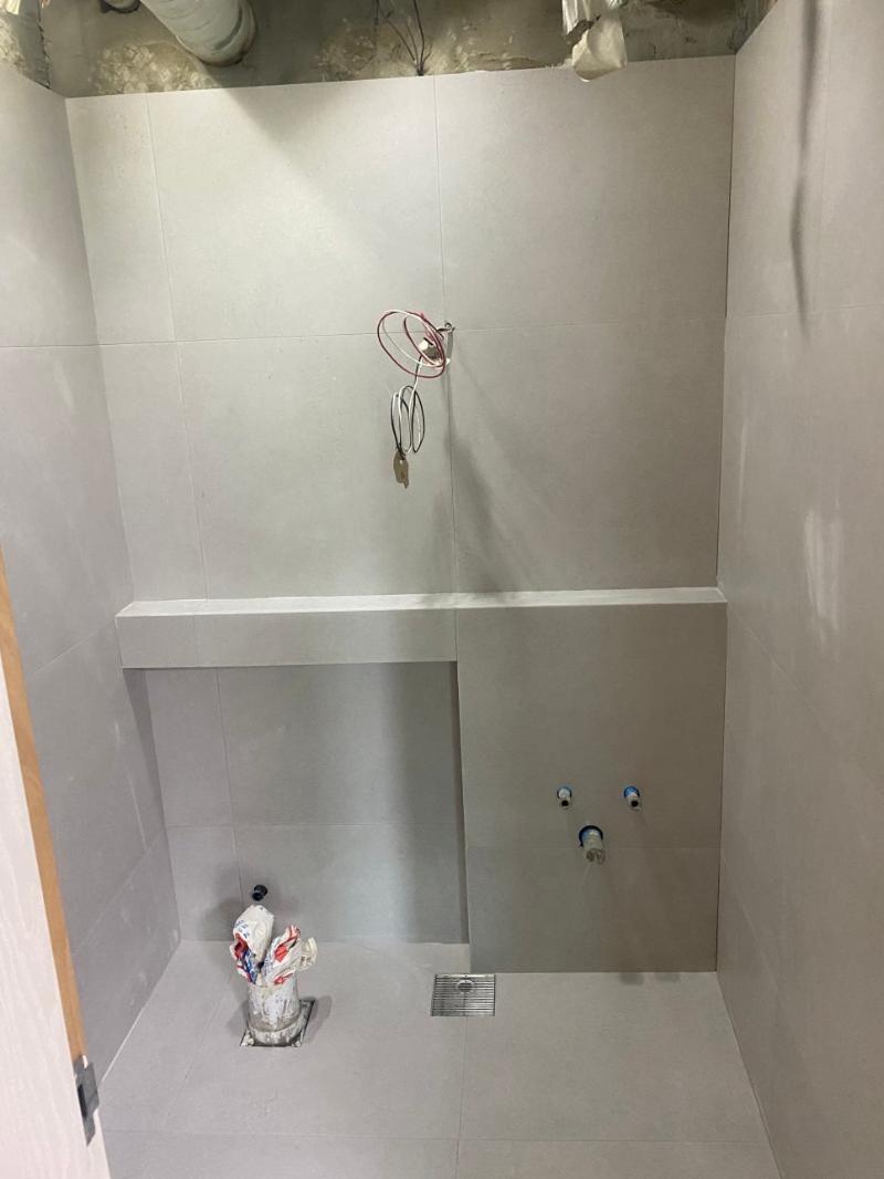 줄눈 라인을 맞추어 부착 중인 벽 타일