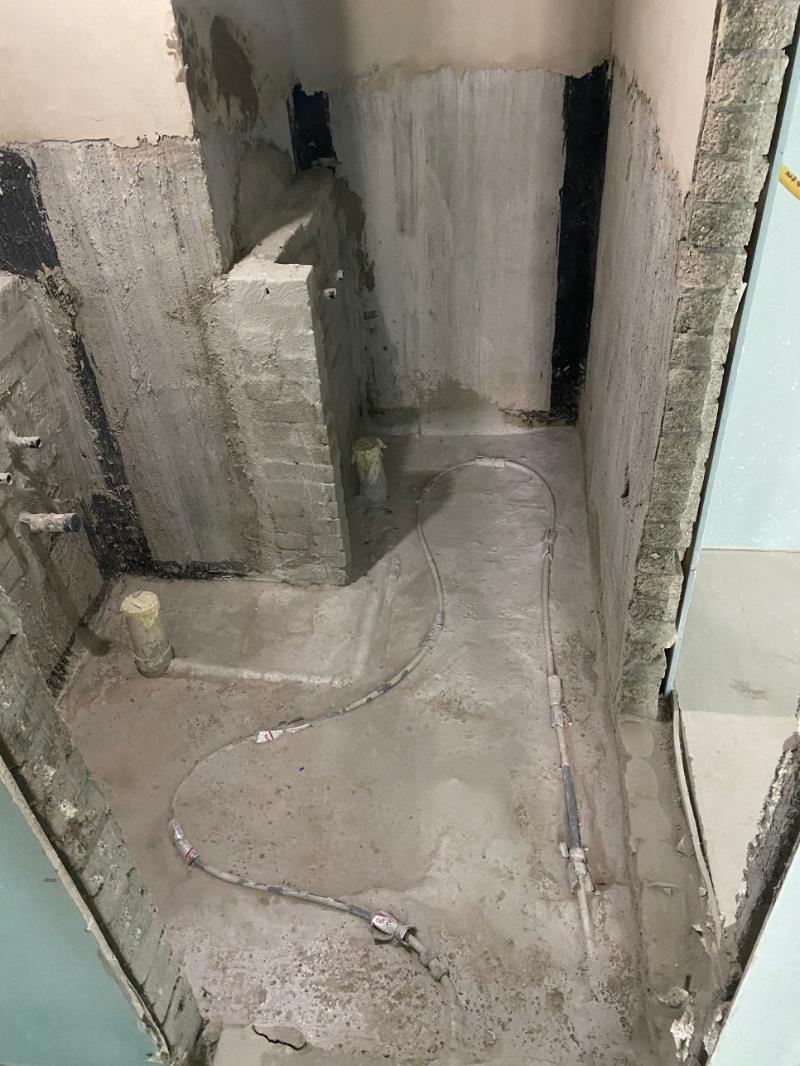 배관이 노출된 콘크리트 기초 구조물