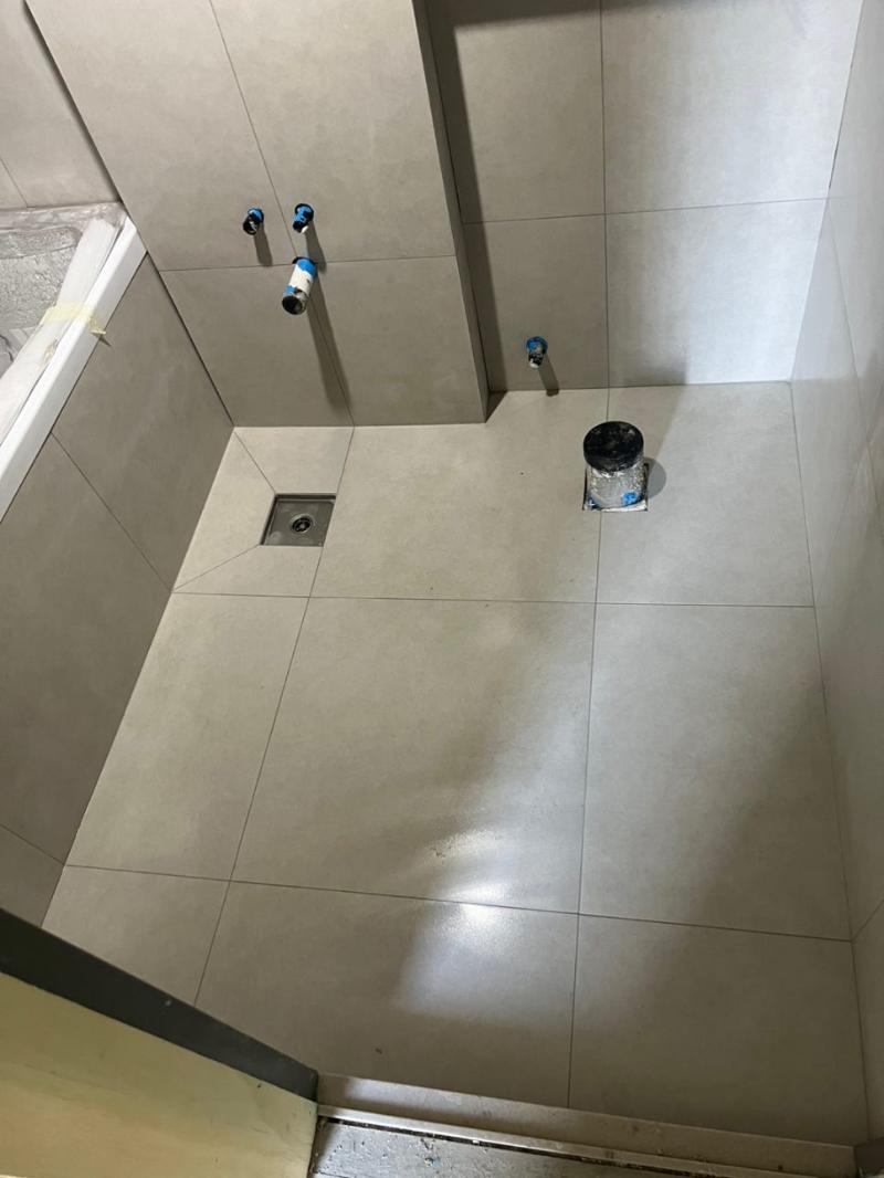 타일 시공 전 바닥면 근접 촬영 사진