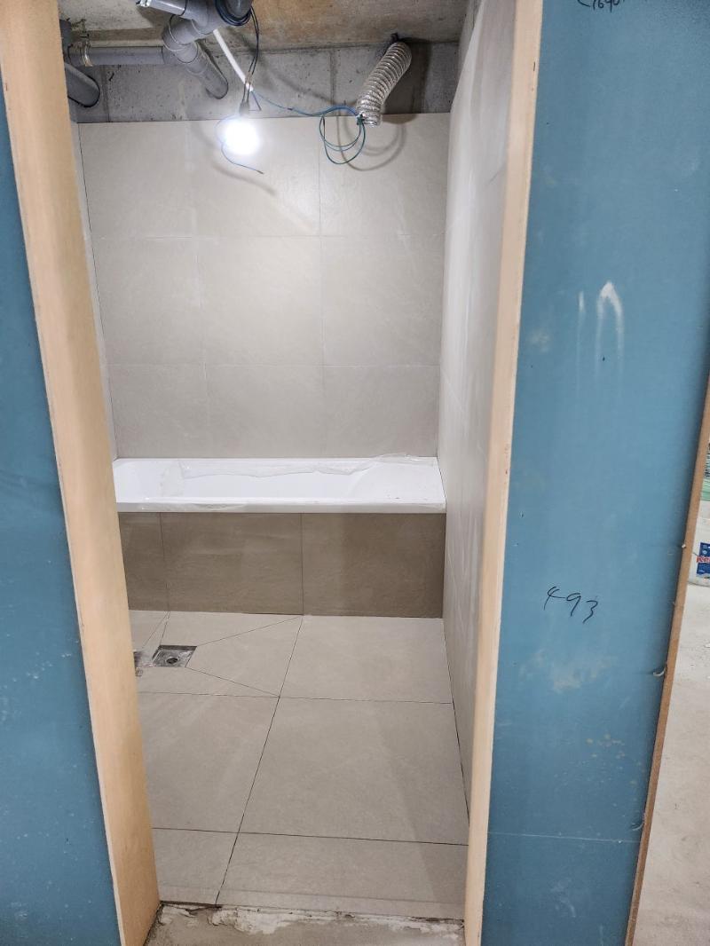 도기 설치 전 배관 연결 상태를 확인하는 장면