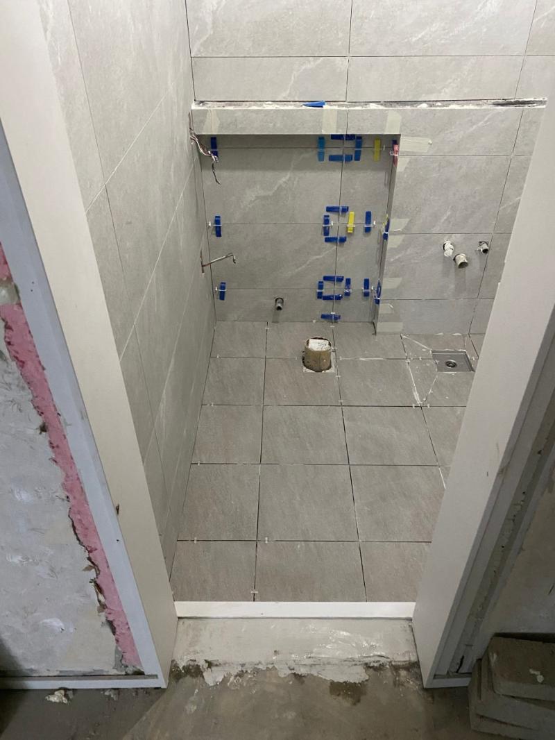벽 타일 부착 후 줄눈 작업 준비 상태