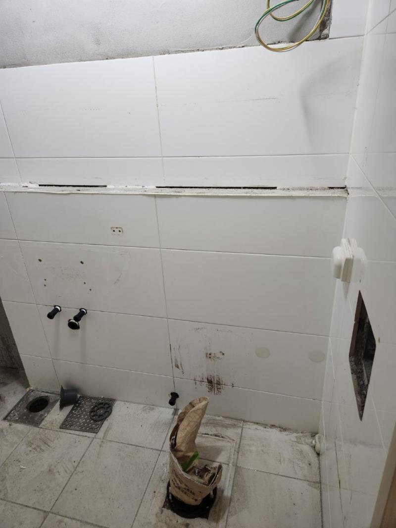 흰색 타일 벽면과 블랙 수도꼭지의 대비