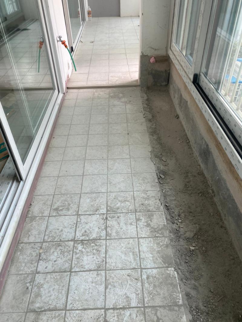 잔해가 남은 벽면 하단과 바닥의 공사 상태