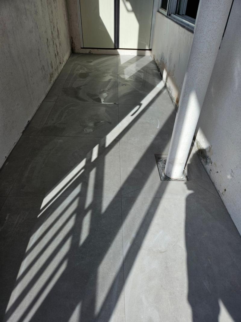 복도 바닥 타일 시공 중 노출된 배관과 벽면