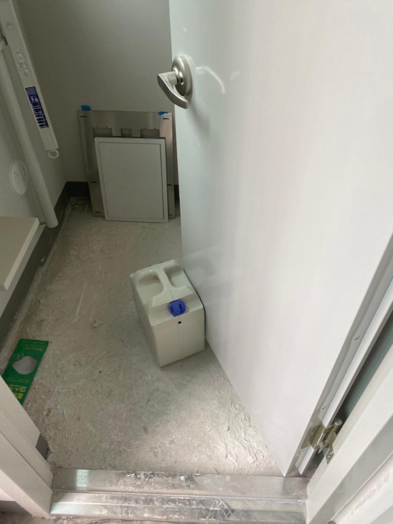 세탁기가 놓인 공간의 흰색 벽면과 바닥