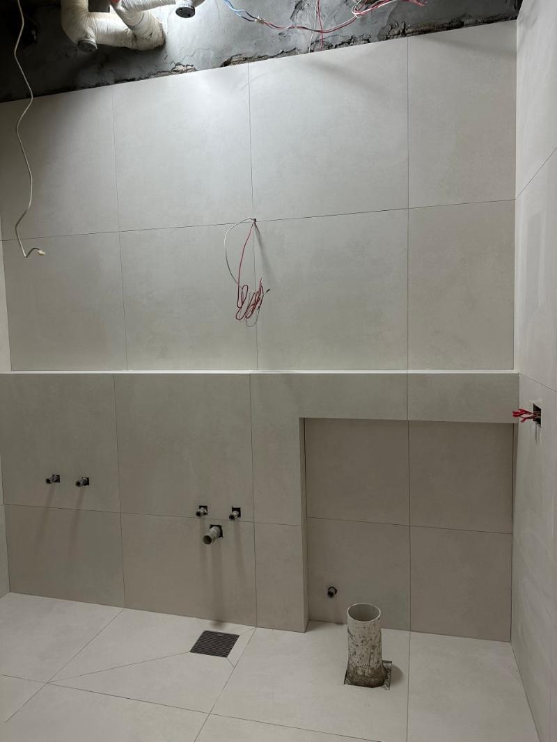 천장 배관이 노출된 타일 시공 초기 단계