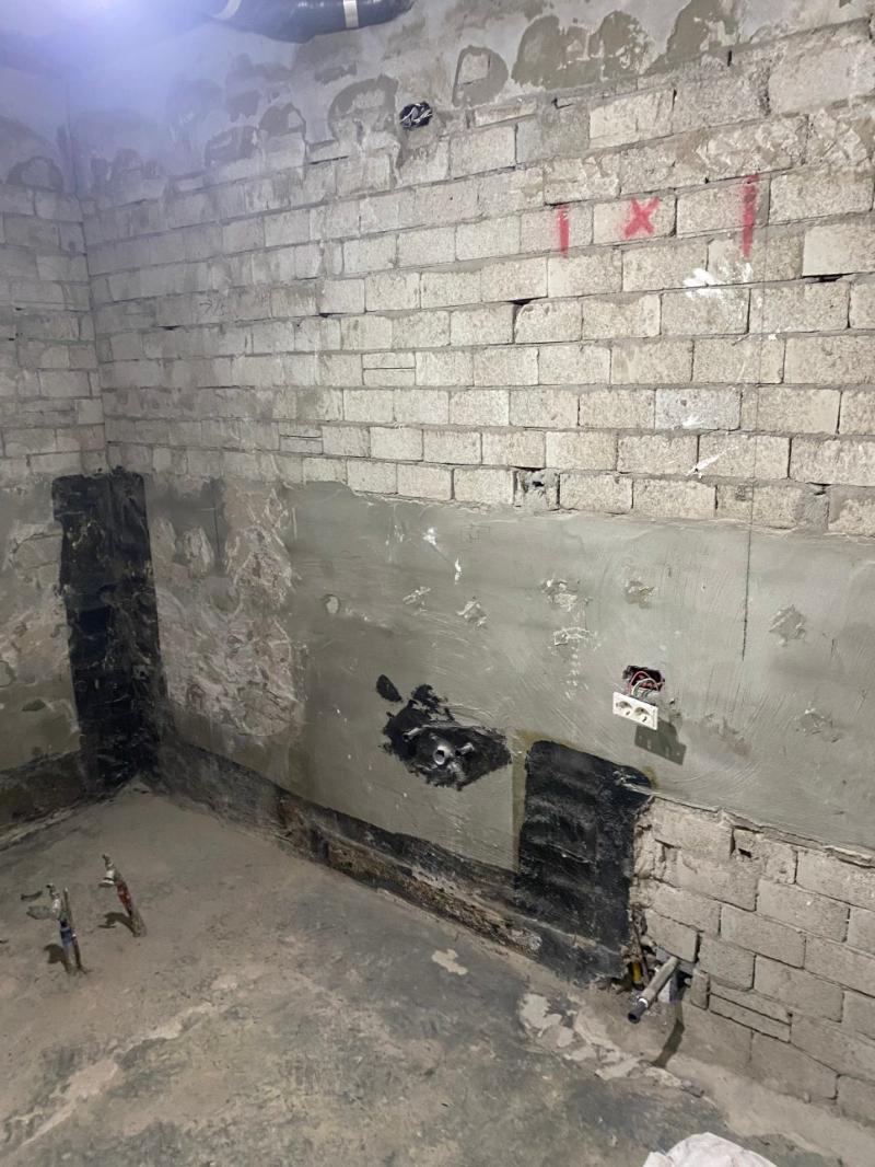 전기 소켓과 표시가 있는 기초 벽면