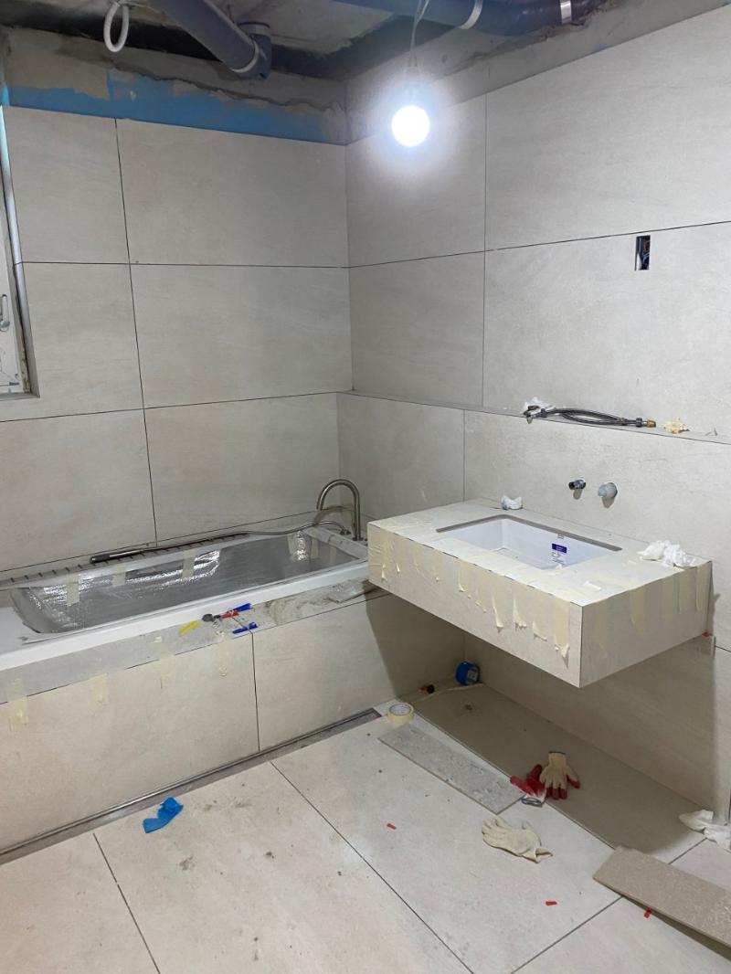 욕조와 세면대 주변 타일 시공 과정
