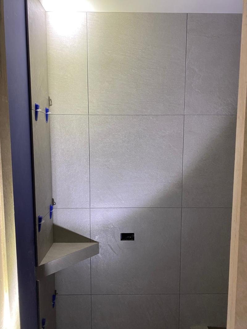 평탄클립으로 고정된 회색 타일 벽면