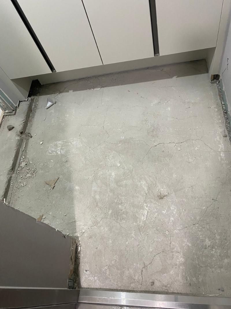 균열이 있는 콘크리트 바닥과 흩어진 조각들이 보이는 모습