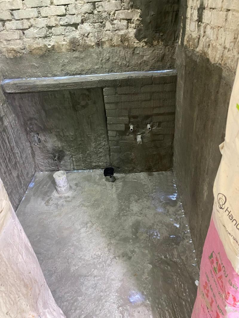 배관이 노출된 콘크리트 벽면과 바닥