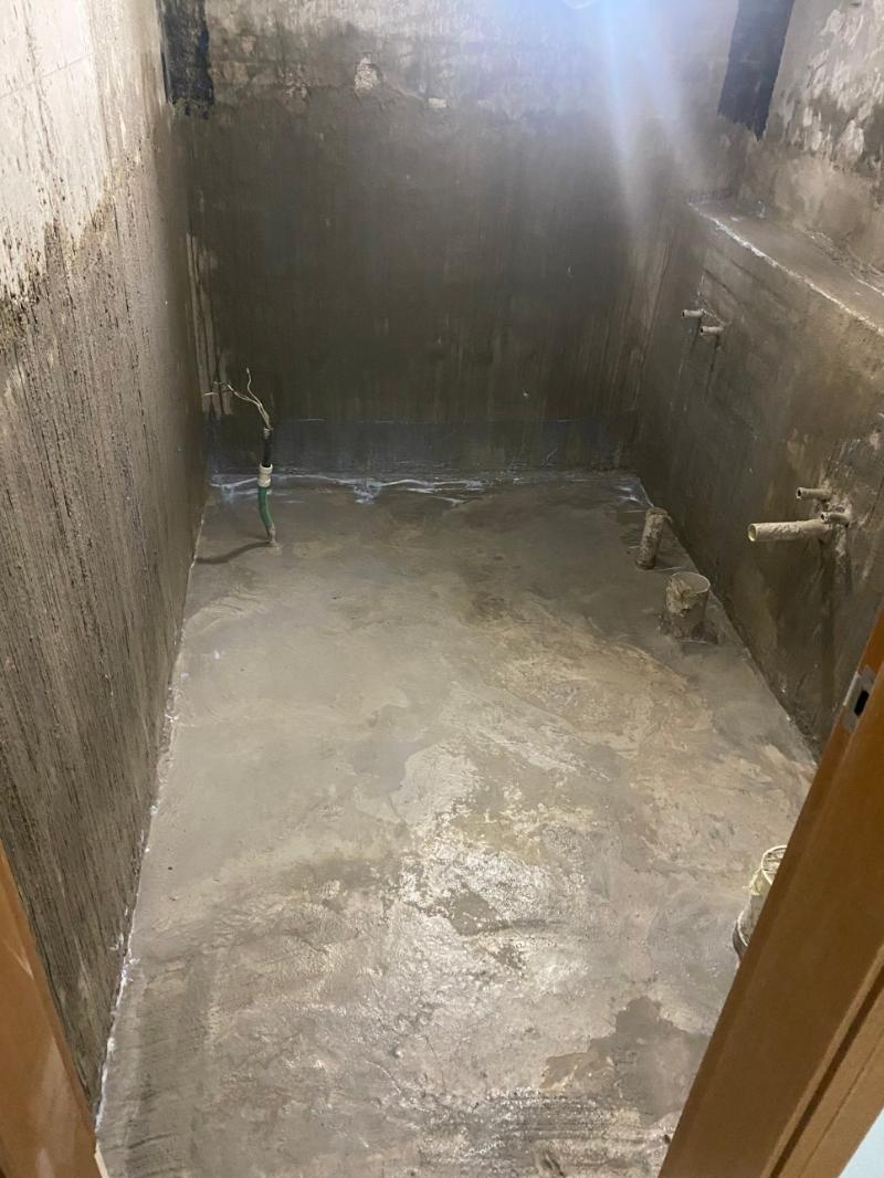 배관이 노출된 철거 후의 원시 공간