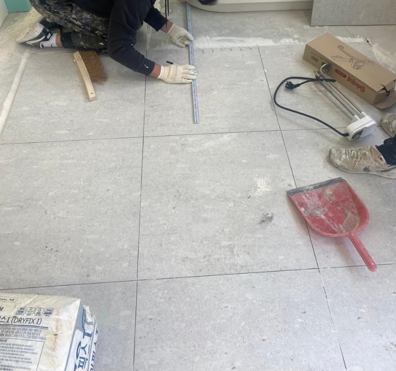 측정기와 히터가 배치된 타일 작업 현장