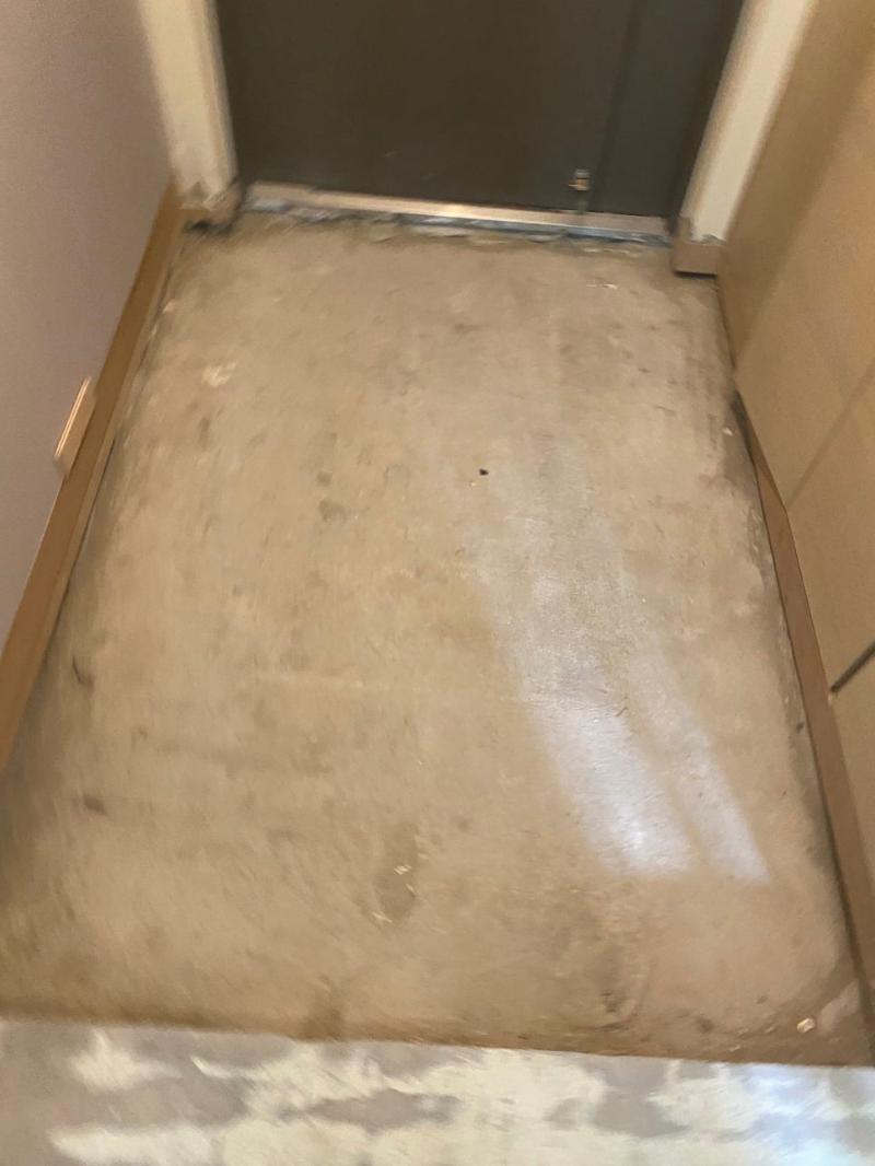 바닥 미장 전 콘크리트 상태의 복도 공간