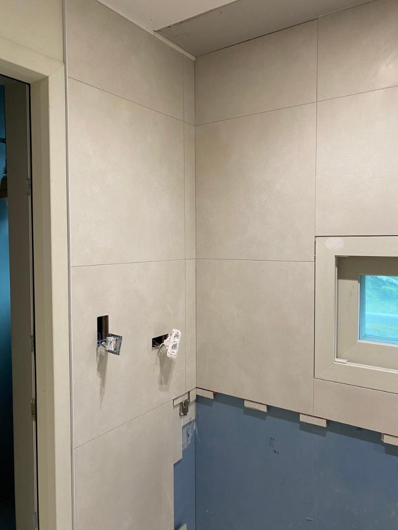 전기 소켓과 스위치가 설치 중인 벽면