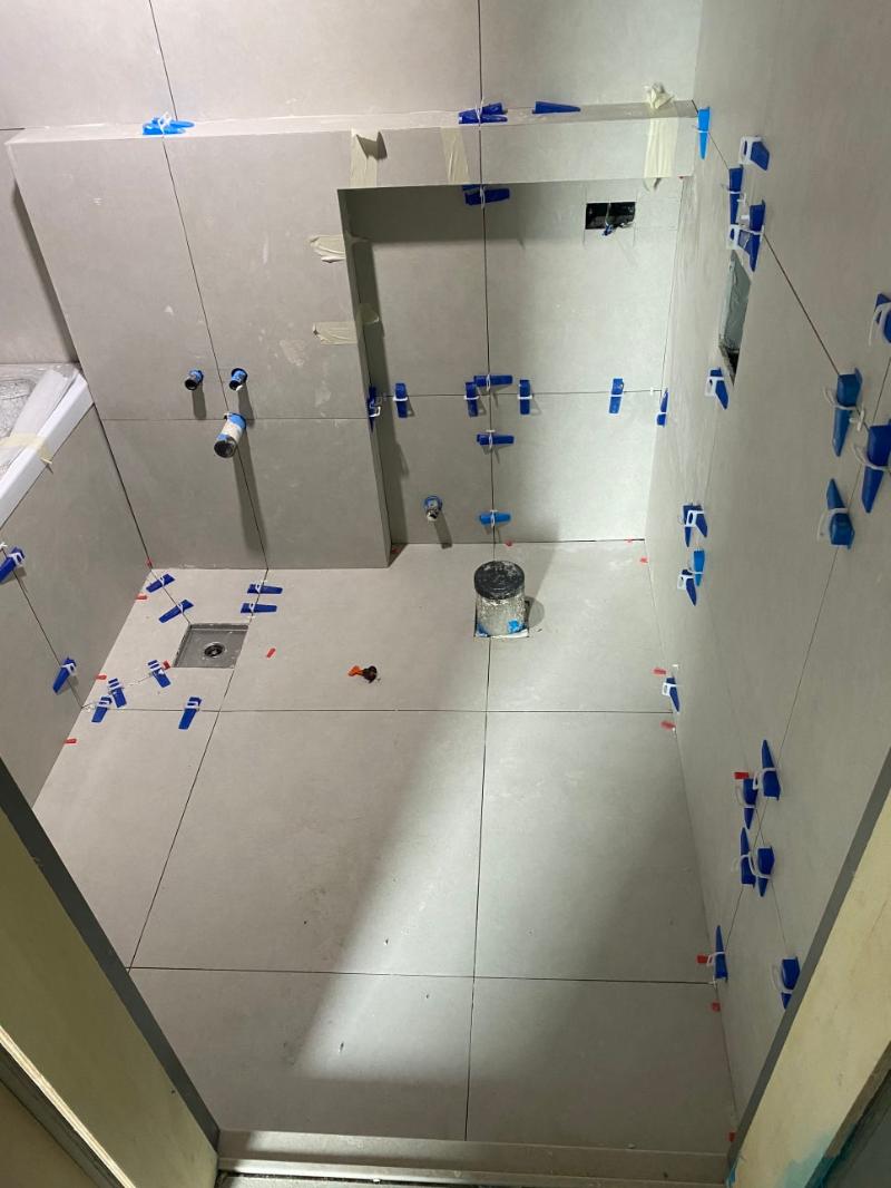 바닥면의 기초 상태를 확인하는 근접 컷