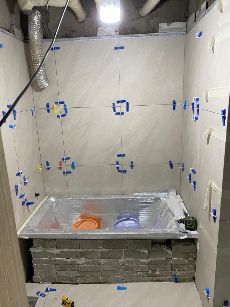욕조 주변 타일 라인을 맞추는 시공 과정